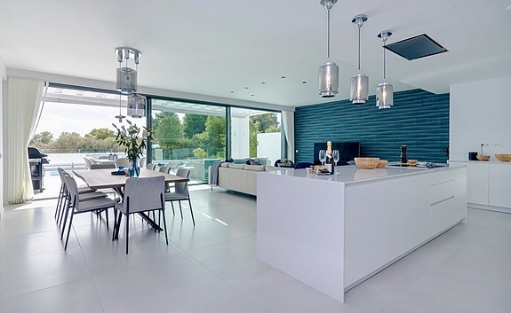 Moderne villa med privat basseng | 700 meter til stranden | Sjøutsikt