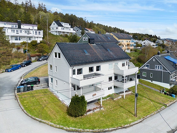 Velkommen til Roald Amundsens veg 8. Her bor man i fredelige og barnevennlige omgivelser på Fjelltun, et steinkast fra fri natur og flotte turstier.