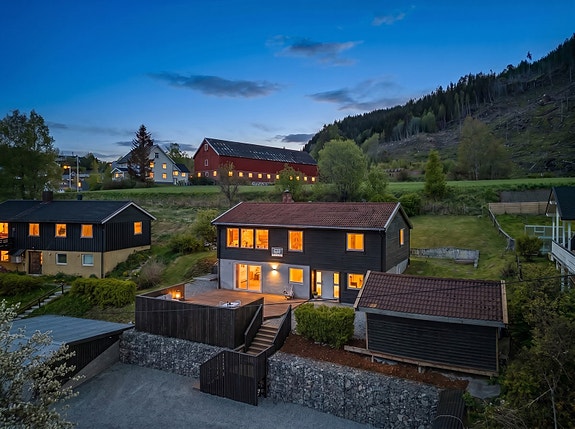 Velkommen til Frøsetlia 7, en velholdt og familievennlig enebolig over to plan.