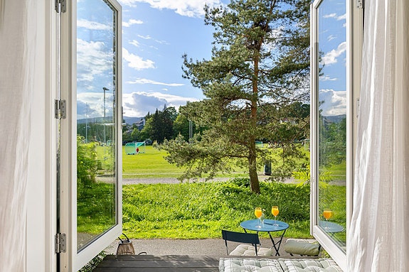 Dette er en innbydende 2-roms leilighet med terrasse og direkte adkomst via trapp til flotte grøntområder på populære Voldsløkka. Her bor du i rolige og grønne omgivelser, samtidig som du har kort vei til byliv. (Foto: Pontus Holmenäs.)