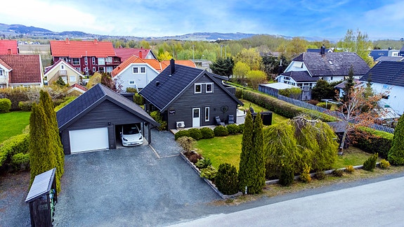 Velkommen til Tindvegen 58 - en innbydende enebolig på Tinna med flott beliggenhet i et etablert og familievennlig nabolag.