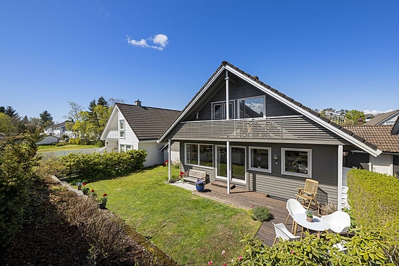 Fra stuen er det direkte utgang til en terrasse og en opparbeidet hage. Eiendommen har totalt 34 m² med terrasse- og balkongareal.