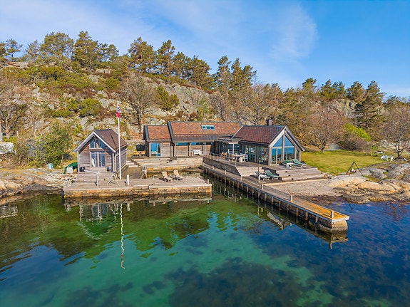 Velkommen til Kjerrviga 25 i Grimstad - et nydelig landsted helt i vannkanten !