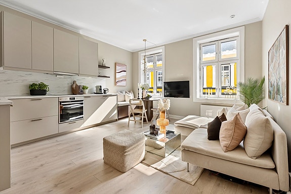 Velkommen til Fauchalds gate 7 - stue ca. 20 m² med flott takhøyde 2,81 m. (foto: Zovenfra AS)