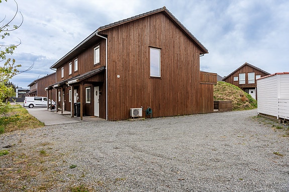 Velkommen til Jorundvegen 63K! Eiendommen ligger i et etablert og barnevennlig område. Solrikt, 2 terrasser. Romslig, egen parkering Foto: Vestbris.