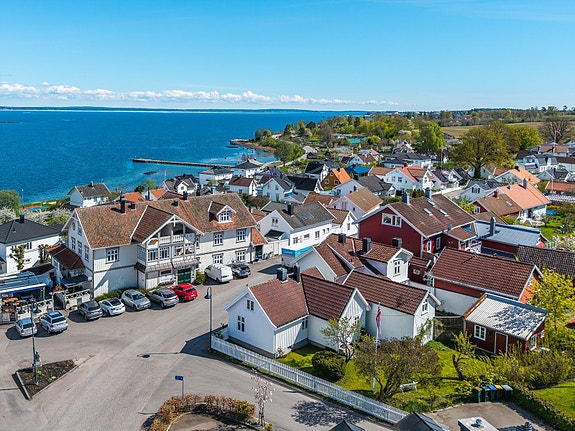 Her i Gamle Åsgårdstrand bor du med umiddelbar nærhet til sjøen og båthavnen. Eiendommen har ingen boplikt.
Foto: Fotofinish AS v/Kristian Bollæren