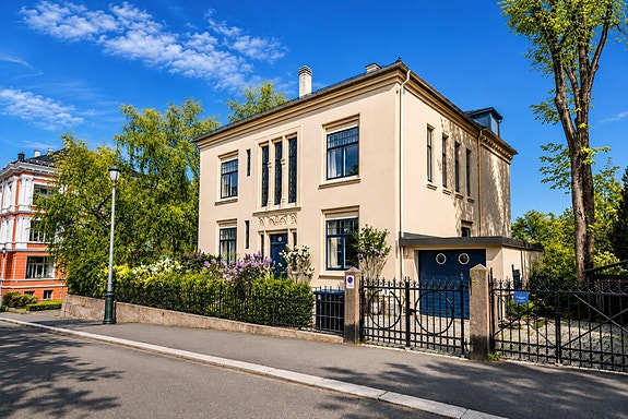 Eiendommen fremstår som et lite bypalé, med vakre fasadedetaljer, historisk karakter og en særegen tilstedeværelse i gaten.