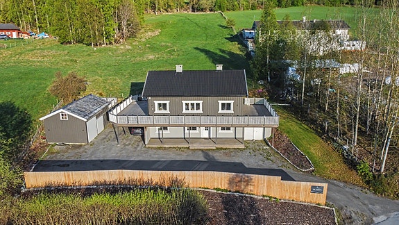EIE Fjellmegleren har gleden av å presentere denne innholdsrike boligen med hybel! Innendørs foto: Uthus Photography v/Pål Harald Uthus.