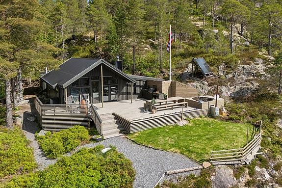 Velkommen til ei flott hytte med usedvanlig god beliggenhet like ved vannkanten i Strandli Hytteområde, som er like utenfor Bangsund.