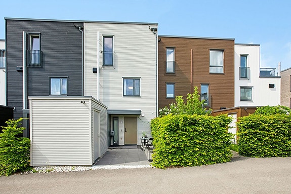 Velkommen til Langbråten 25, presentert av &Partners ved Henrik Jensen, tlf. 99 69 24 27.