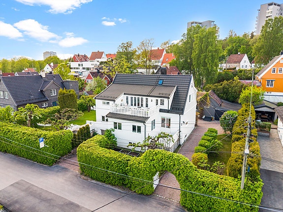 Velkommen til Bekkeliveien 8A - en innholdsrik bolig med særdeles flotte og solrike uteområder. Beliggende i barnevennlige omgivelser på attraktive Heggeli/Smestad! Foto: Rene Borghagen