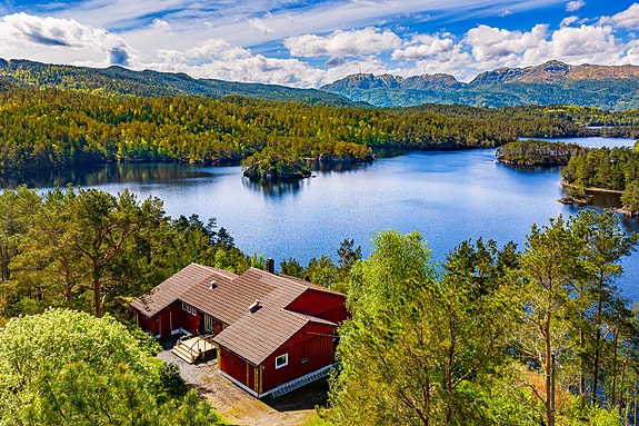 Velkommen til Nordbustaddalen 321. En enebolig med fantastisk utsikt og landlig, naturskjønn beliggenhet.