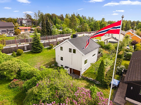 Velkommen til Solveien 11B - hyggelig enebolig med sentral og familievennlig beliggenhet i Ås.