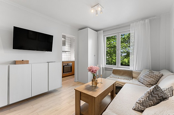 Synne B. Farstad v/ Privatmegleren Aksept har gleden av å ønske velkommen til Grefsenveien 51! Foto: Zovenfra AS