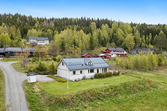 Eiendommen ligger fredelig og tilbaketrukket i naturskjønne omgivelser.