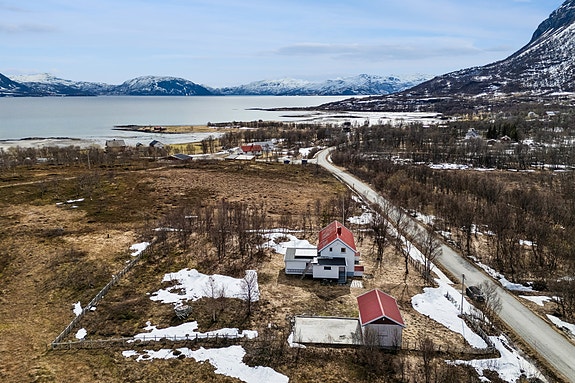 Velkommen til Hamneideveien 87! Foto: EFKT
Eiendommen er omkranset av et stort, inngjerdet uteområde.