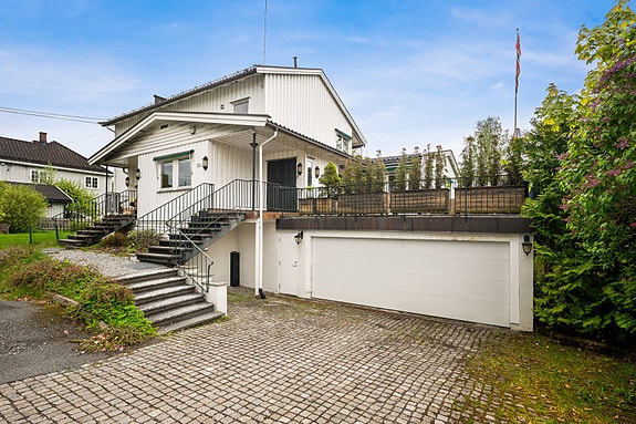 Velkommen til Eddaveien 25A, presentert av Vegar Giæver v/ EIE eiendomsmegling Røa, Skøyen og Ullern. Foto: Arne Schram.