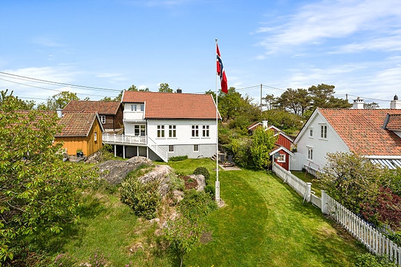 Velkommen til en sjarmerende og oppusset enebolig i idylliske omgivelser! Eiendommen i Skålevigsgarden 41 er presentert av Ina Andersen for Eiendomsmegler Norge.