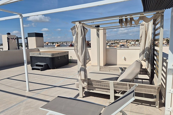 Penthouse med 2 soverom | Stor takterrasse | Havutsikt | Nær sjøen