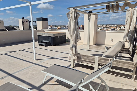 Penthouse med 2 soverom | Stor takterrasse | Havutsikt | Nær sjøen