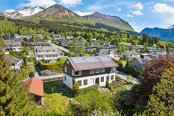 EiendomsMegler1 ved Martin Grodås Alnes har gleden av å presentere Grepalivegen 9! Foto av Svein Olav Humberset v/EFKT