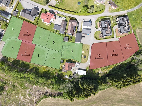 Tomtekart over de 12 byggeklare sør/vest vendte tomtene. Tomt med nr 1-8 til venstre og 9-12 til høyre