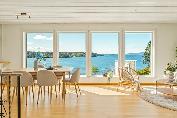 Aktiv Eiendomsmegling har gleden av å presentere denne fantastiske eneboligen i nydelige Skareveien! Foto: Quinn AS v/ Petter Tran!