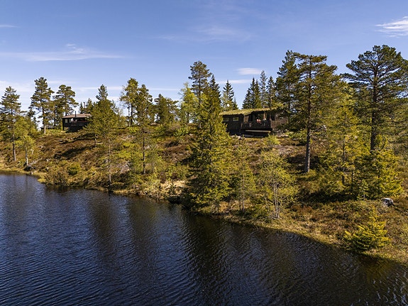 Hytta ligger idyllisk til ved vannet i Hagaåsen, 540 meter over havet. Foto: Eirik Andersen