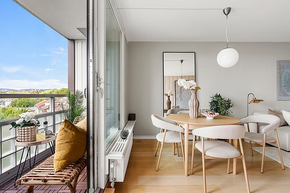 Meget god intern beliggenhet i Enerhauggata 3 med fantastisk utsikt og stor fin skyvedør med adkomst til balkong