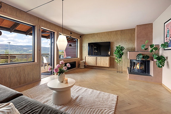 PrivatMegleren Lillehammer har gleden av å presentere Ekromskogen 16C, et rekkehus over to plan som i tillegg er utbygd i bakkant.