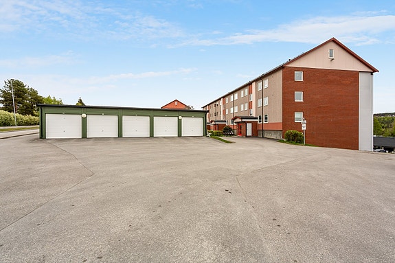 Stor gjesteparkering rett ved inngangen. Nr 29 er den nærmeste. Leiligheten er øverst til høyre - Ingen over, bare 1 ved siden. Her fra har du den beste utiskten i hele Odinsveg!