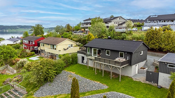 Fra boligen har man tilgang til hage for lek og moro.