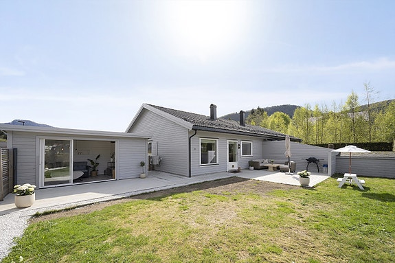 Moderne tomannsbustad frå 2013 med alt på eitt plan. Vestvendt og flott hage (Foto Diakrit v/Vidar Helle).