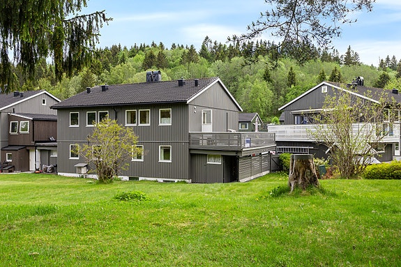 EiendomsMegler 1 v/ Anton Kopreitan har gleden av å presentere Parallellen 45 B - En fint beliggende halvpart av tomannsbolig i skjermede omgivelser.