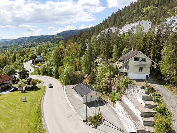 Frodig utsiktstomt i flere nivåer.