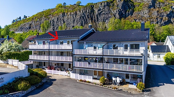 Leiligheten er markert med pil og ligger i bygningens andre etasje.
Foto: Eivind Stensnes