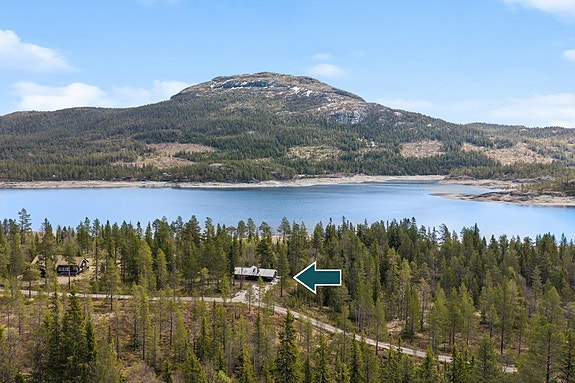 Fin selveierhytte med flott beliggenhet rett ved Tunhovdfjorden.