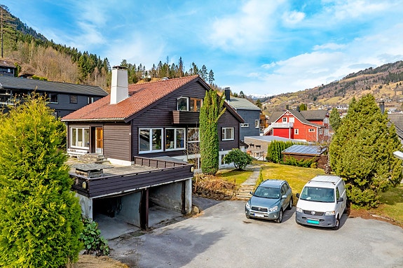 Velkommen til Stedjebakken 3! Ein stor og innhaldsrik einebustad med mykje potensial, sentralt i Sogndal. Foto: Creativision (Jonny Akselsen)