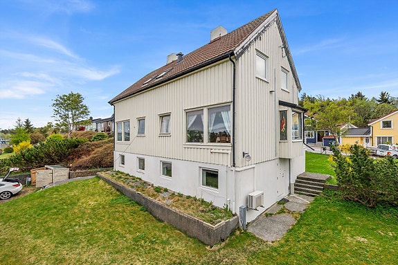 Din lokale eiendomsmegler Notar v/Anders Havneraas ønsker velkommen til denne flotte halvpart av tomannsbolig på Stortua! Foto: Interiørfoto