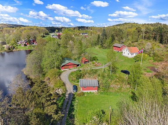 Velkommen til et idyllisk beliggende småbruk med flere byggninger som enebolig, låve, snekkerverksted/bod, garasje, drivhus mfl. Eiendommen er presentert av Ina Andersen for Eiendomsmegler Norge.