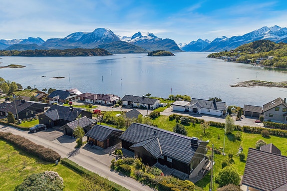 Velkommen til Gamle Vegsundveg 6 - boligen presenteres av PrivatMegleren. Foto: EFKT v/ Marcus Vinjevoll Sætre.