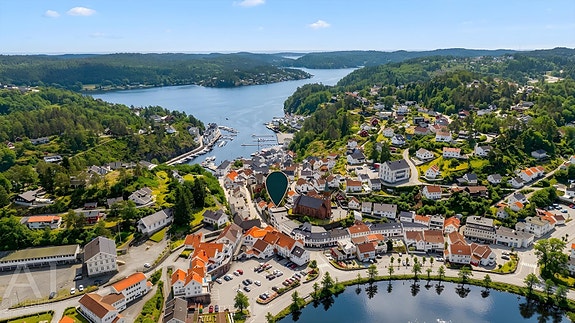 Nordvik v/ Ida M. Vatne har gleden av å presentere Hovedgata 47A - En rålekker og renovert bolig i hjerte av Tvedestrand sentrum. Foto: FokusFoto