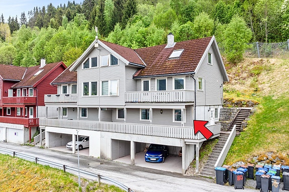 Velkomen til Stedjeåsen 84! Praktisk 4-roms leilegheit med carport og bod på bakkeplan.