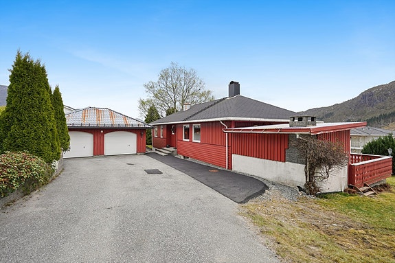 Velkommen til Fjellvegen 1 - et ypperlig utgangspunkt for deg som ønsker å skape ditt eget drømmehjem med praktiske og ettertraktede rammer allerede på plass.