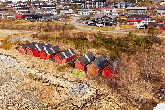 Her selges naust nummer 10 i den etablerte naustrekken i Apanesfjæra.