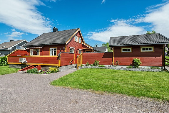 Velkommen til Hvittingfossveien 66 og denne pene og innholdsrike eneboligen, presentert av Eskil Hansen Horten!