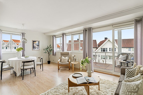 Velkommen til Grasholmstubben 1! Eiendommen presenteres av Marianne Thu Salvesen. Foto: Trond-Eirik Husvæg