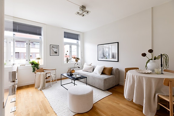 Stuen har god plass til en fin sofagruppe, mediemøblement, og spiseplass.
