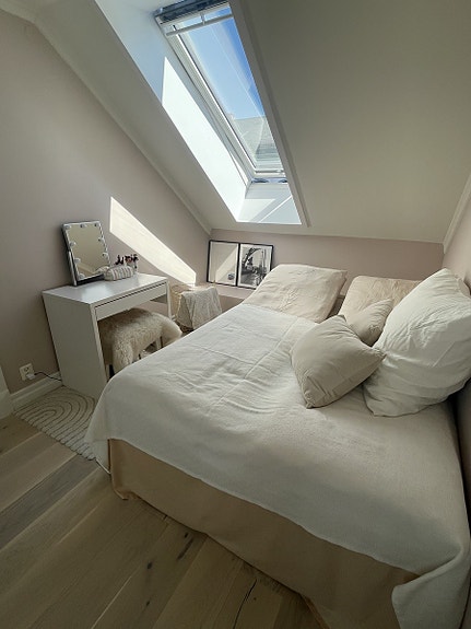 Rommet som leies ut. Sengen er 140cm.