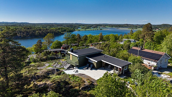 Høyt og fritt beliggende arkitekttegnet hytte med flott utsikt og gode solforhold |båtplass og fantastiske fellesområder - View 5